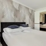 Black Apartament Miodowy Dom