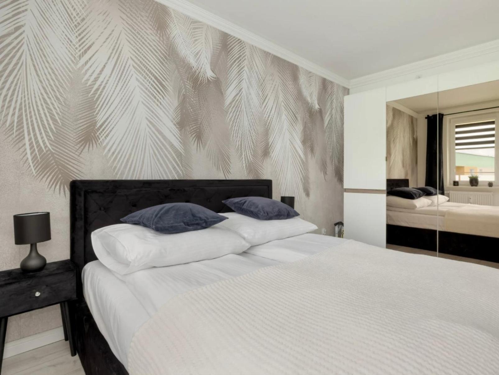 Apartment Black Miodowy Dom *